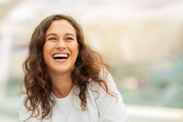 Paciente sorrindo após tratamento odontológico